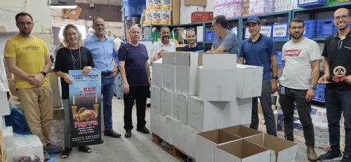 מתנדבים באריזת סלי מזון לראש השנה בסניף חסדי נעמי ירושלים