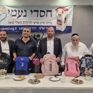 חלוקת ילקוטים במסגרת פרויקט 'תיקמלא' בבית שמש עם ראש העיר מר שמואל גרינברג